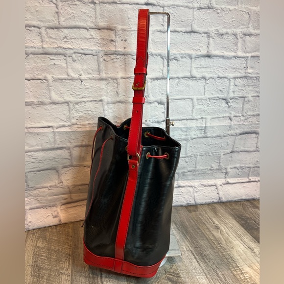 SOLD LOUIS VUITTON Noe Black Epi Leather Shoulder Bag Tote - Picture 4 of 13